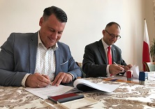 Burmistrz podpisuje umowę partnerską z burmistrzem