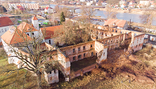 Miniatura przedstawia zdjęcie zawalonej ściany wschodniej Zamku Piatowskiego w Krośnie Odrzańskim