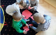 Zdjęcie przedstawia bawiące się dzieci w przedszkolu