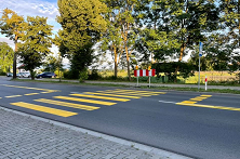 Na zdjęciu widoczne jest przejście dla pieszych w kolorze żółtym