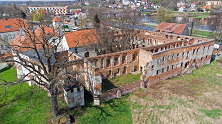 Fotografia przedstawia zdjęcie Zamku Piastowskiego w Krośnie Odrzańskim z lotu ptaka.